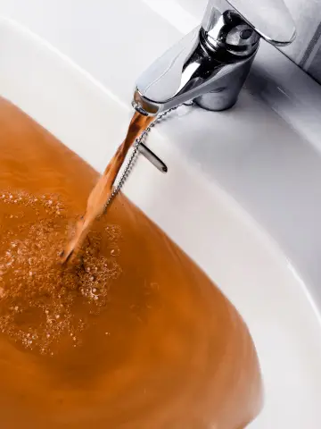 Rezavá studniční voda